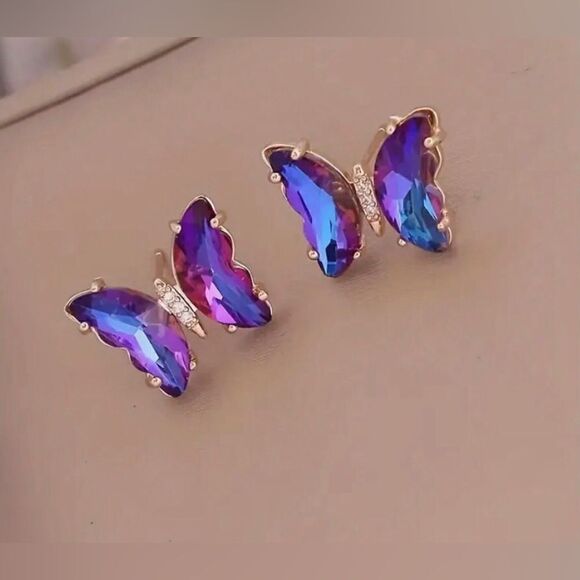 💜 Betsey Johnson 🎊🎊 HOST PICK 🎊🎊sparkling purple butterfly earrings 💜 - Picture 1 of 4